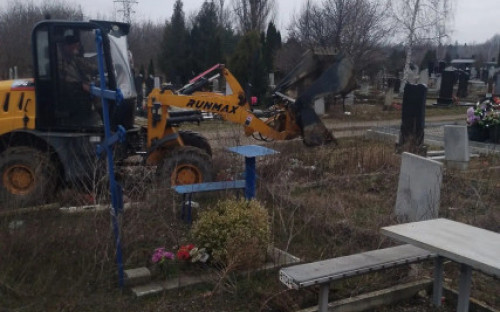 Уборка кладбищ к Пасхе
