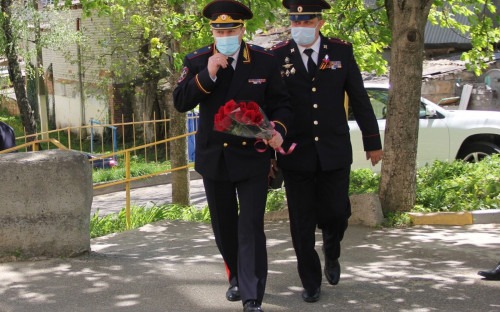Сергей Щёткин поздравляет ветерана ВОВ с Днем Победы