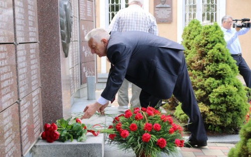 Церемония возложения цветов к мемориалу
