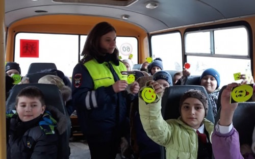 Сотрудники ГАИ проводят инструктажи безопасности для пассажиров и водителей школьных автобусов