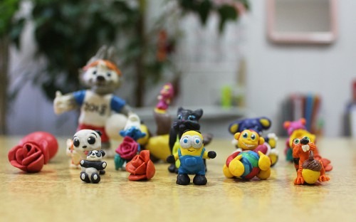 Взрослый пациент Ставропольской психиатрической больницы №1 провел мастер-класс по лепке игрушек из пластилина для пациентов-детей