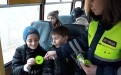 Сотрудники ГАИ проводят инструктажи безопасности для пассажиров и водителей школьных автобусов