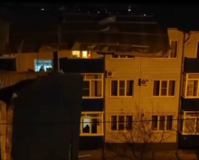 Сильный ветер срывает крыши с домов в Ставрополе