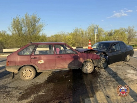Молодой водитель с годовым стажем стал виновником ДТП в Светлограде, есть пострадавшие.