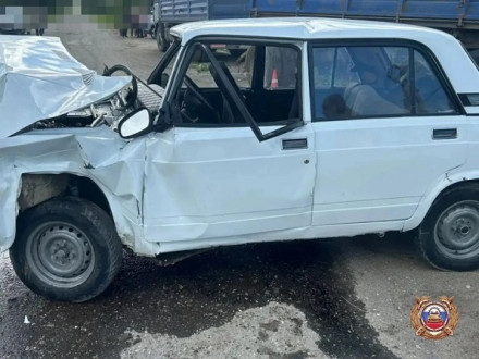 Тяжелые травмы получили двое молодых людей в Левокумском округе, врезавшись в “Камаз”
