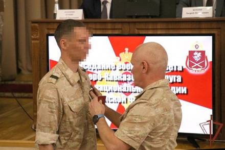 Генерал-полковник Сергей Захаров вручает награды