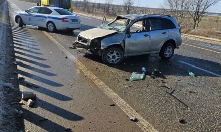 В результате наезда на бетонное ограждение пострадал водитель 