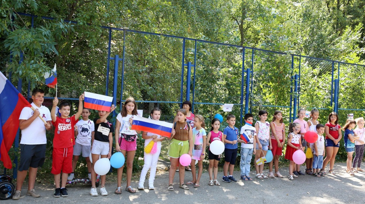 Ставропольская детвора весело и познавательно отметила День флага России