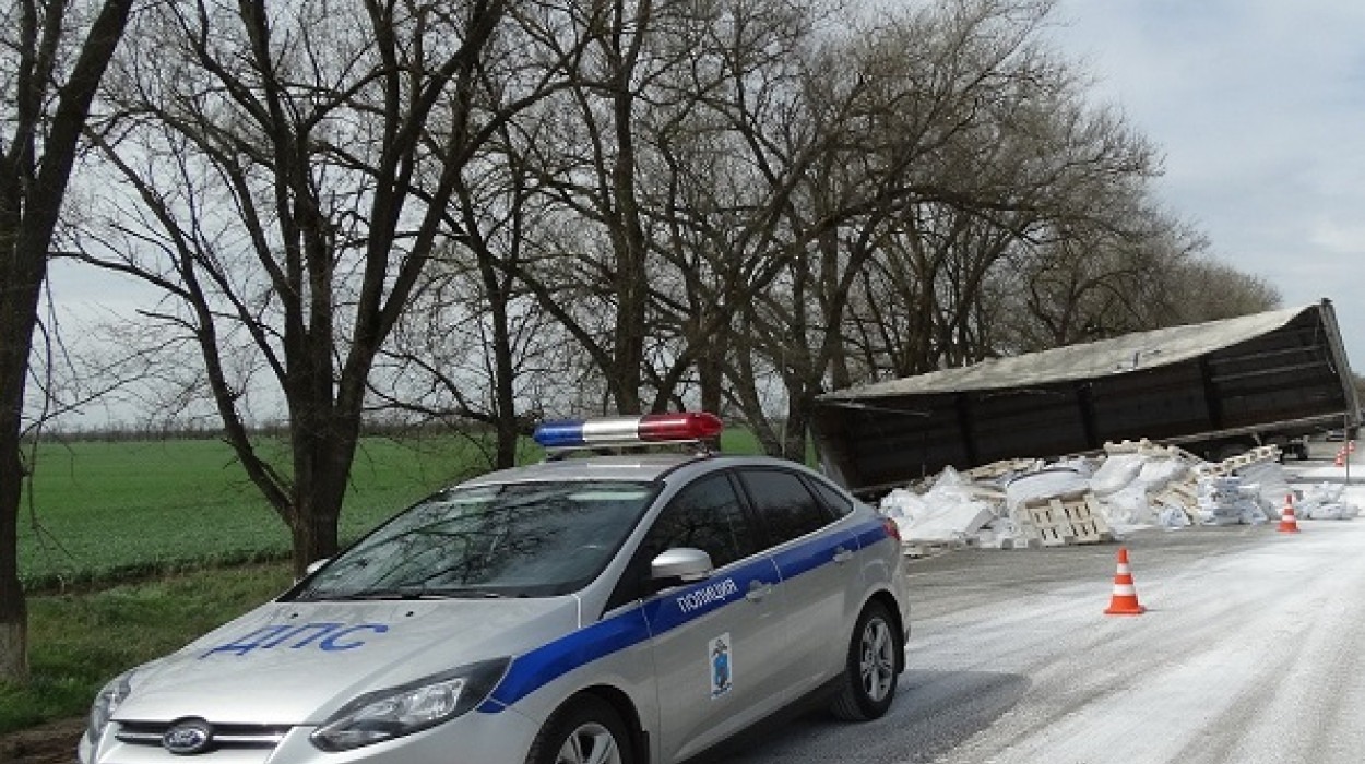 В Ипатовском районе в дерево въехал грузовик со стройматериалами