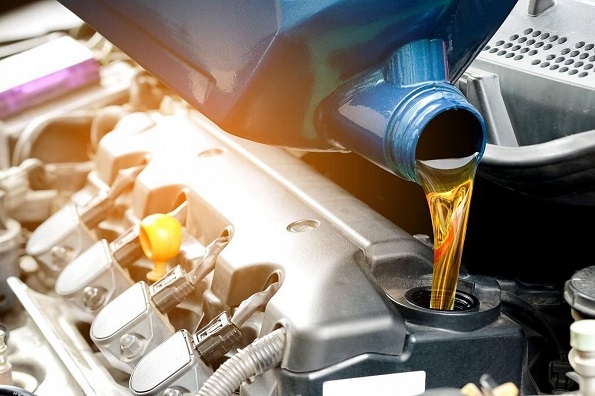 Как заменить масло в двигателе: особенности и этапы