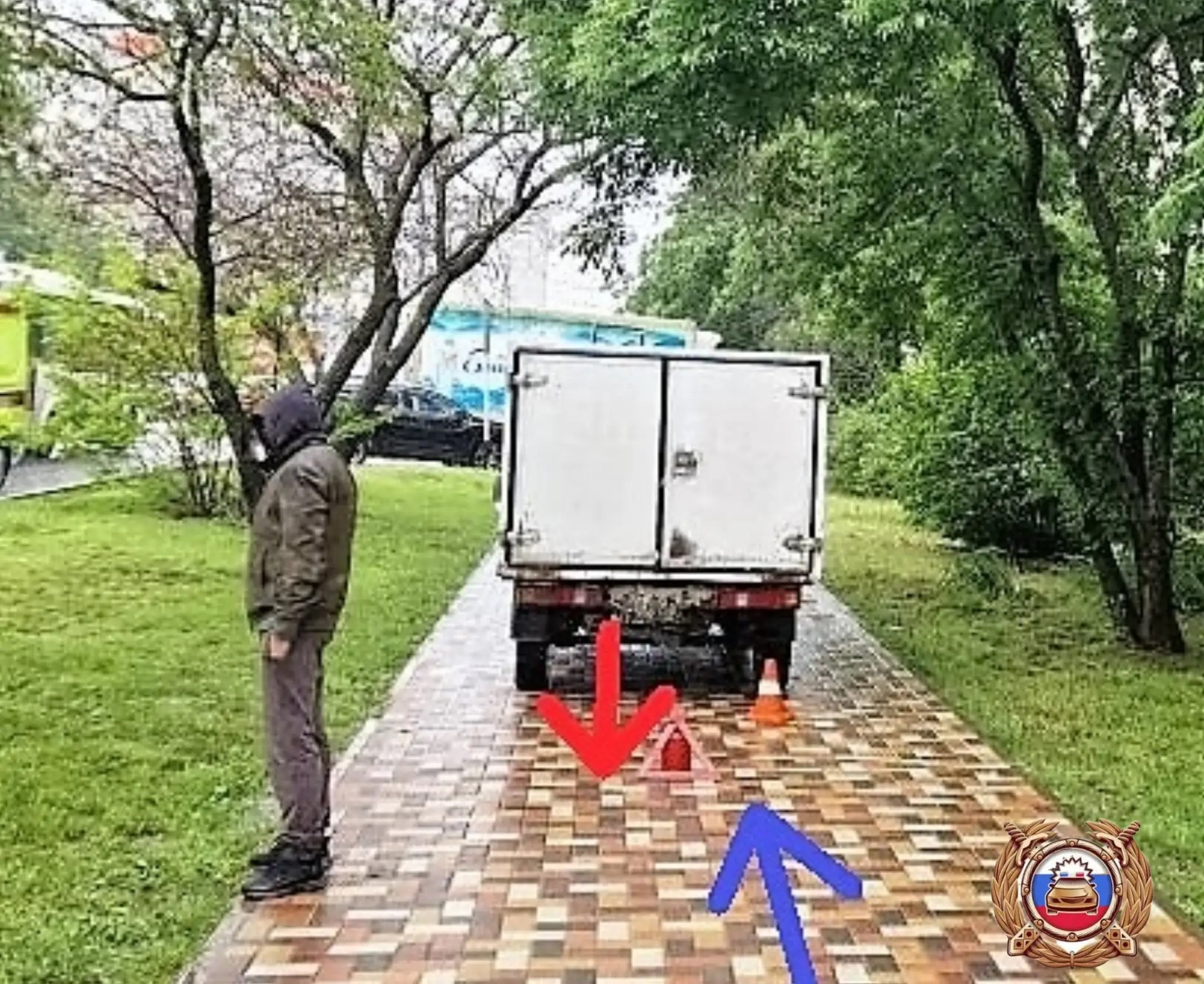 В Ставрополе водитель на автомобиле “ВИС” совершил наезд на пешехода, двигаясь задним ходом по тротуару