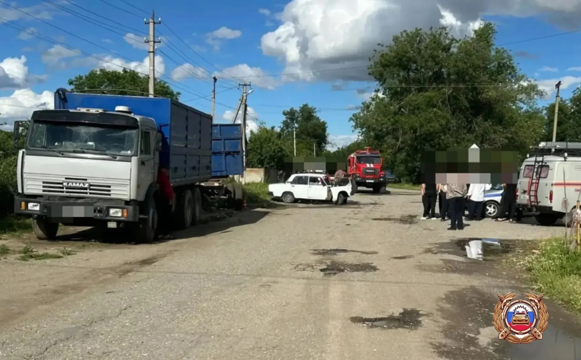 Тяжелые травмы получили двое молодых людей в Левокумском округе, врезавшись в “Камаз”