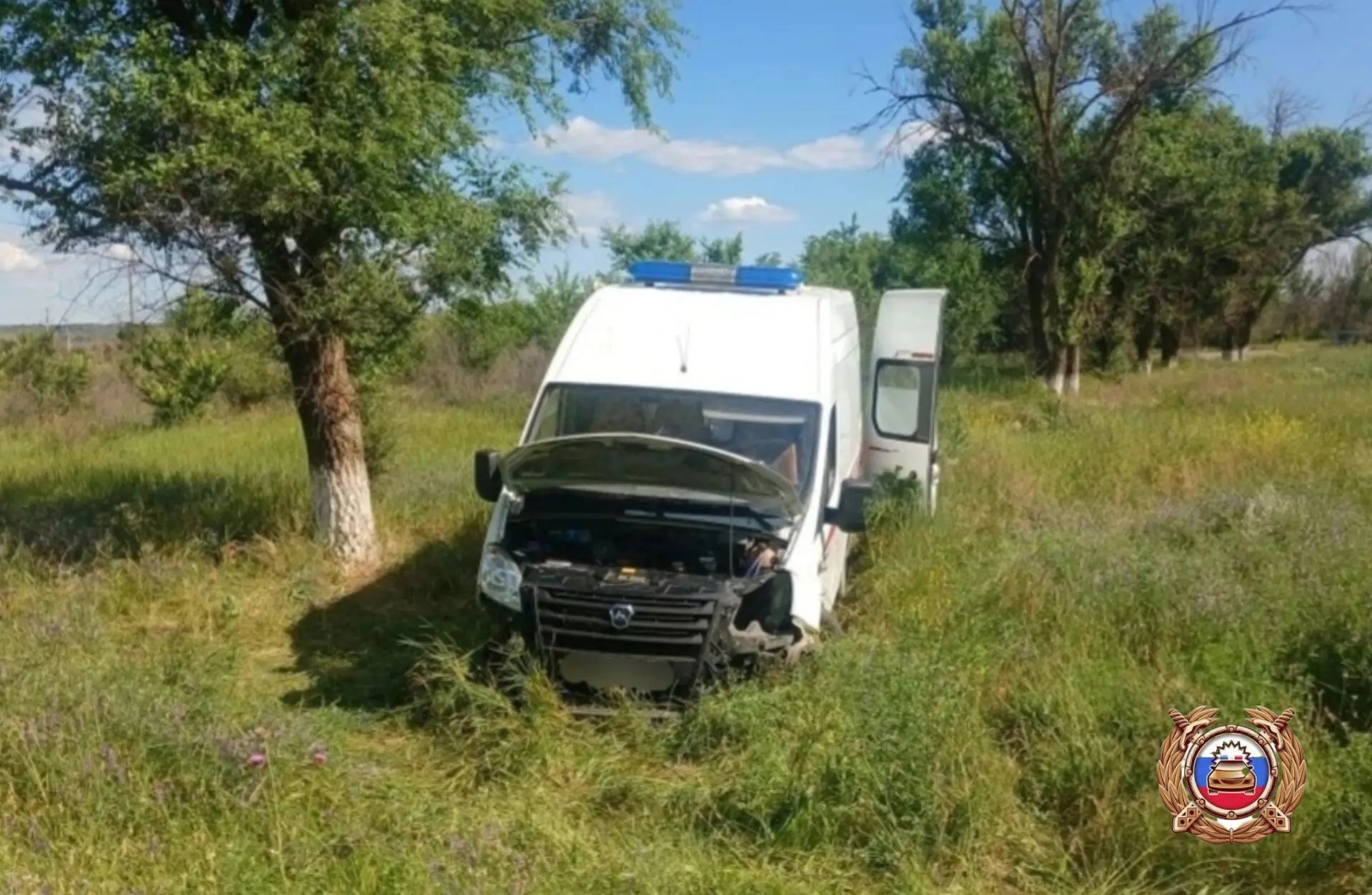 ДТП на Ставрополье: автомобиль скорой помощи вылетел с дороги