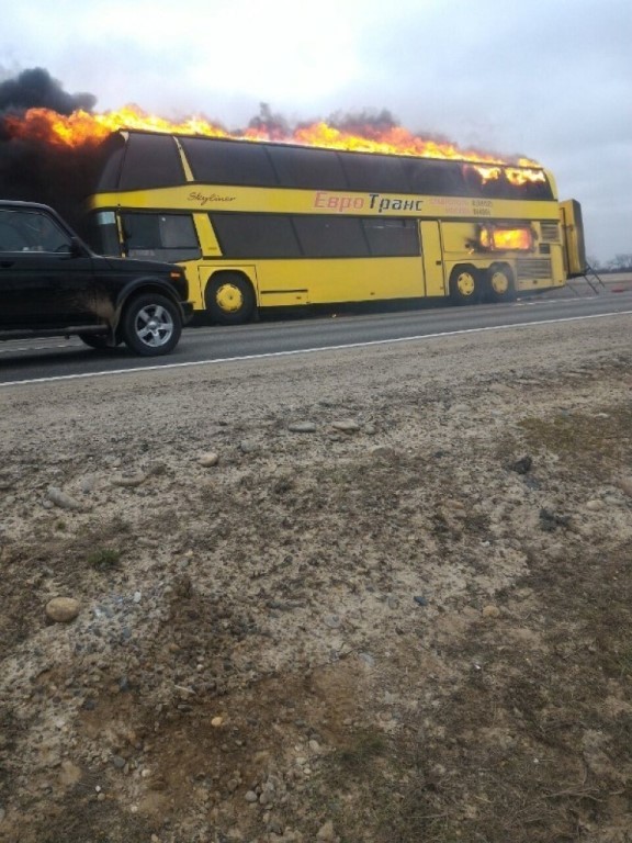 На трассе сгорел рейсовый автобус, который перевозил 30 пассажиров