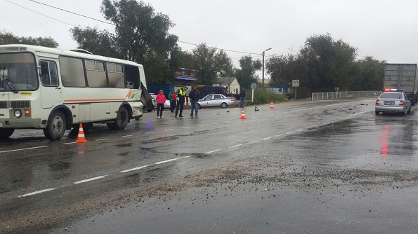 В Буденновском районе столкнулись автобус, маршрутка и «КАМАЗ»