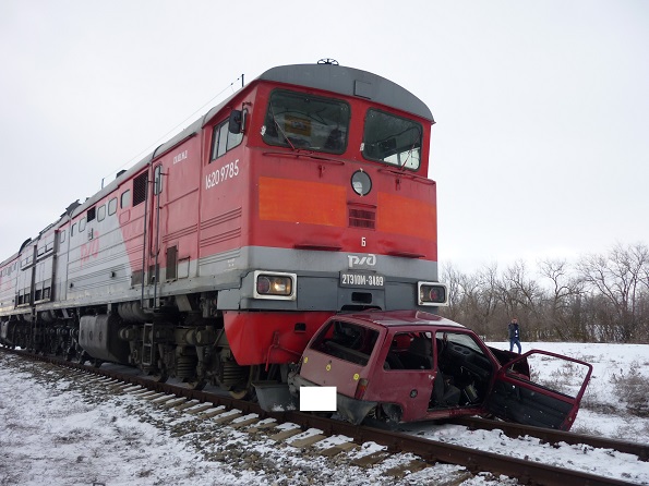 На Ставрополье на жд переезде произошло ДТП с участием локомотива и легкового автомобиля
