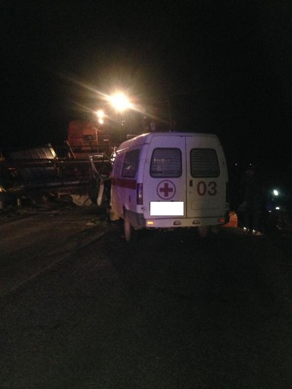 В Буденновском районе столкнулись автомобиль скорой помощи и комбайн
