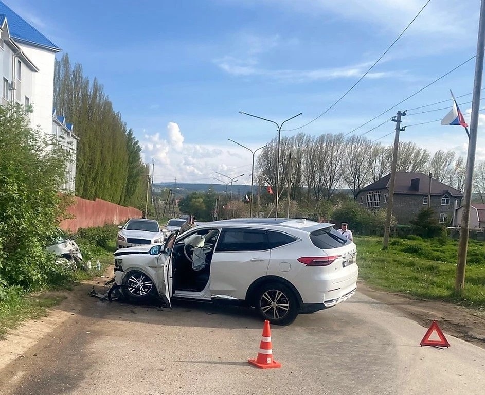 При столкновении двух автомобилей в Предгорном округе 3 человека пострадали