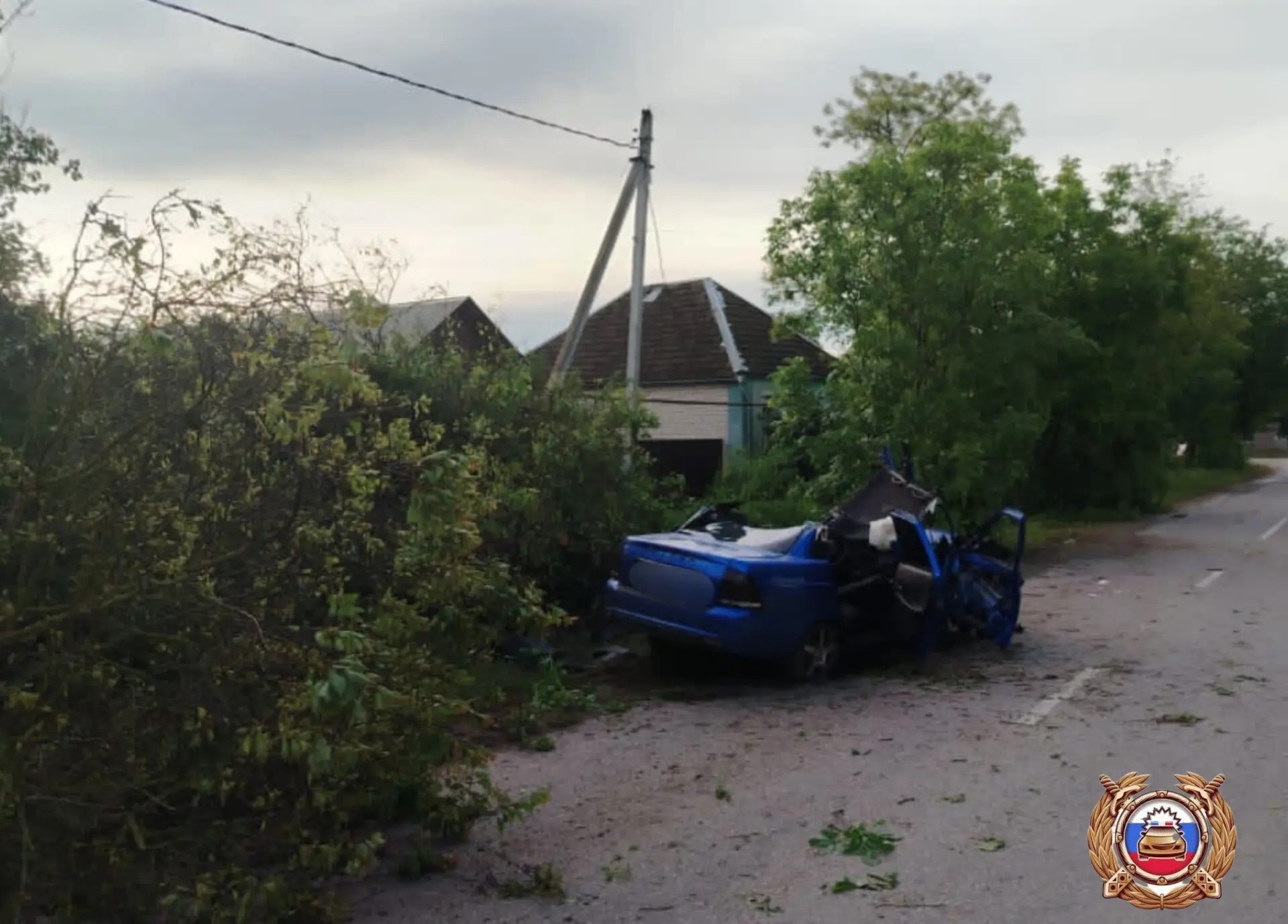 Трагедия в Зеленокумске: молодой водитель погиб, трое пассажиров пострадали при столкновении с деревом