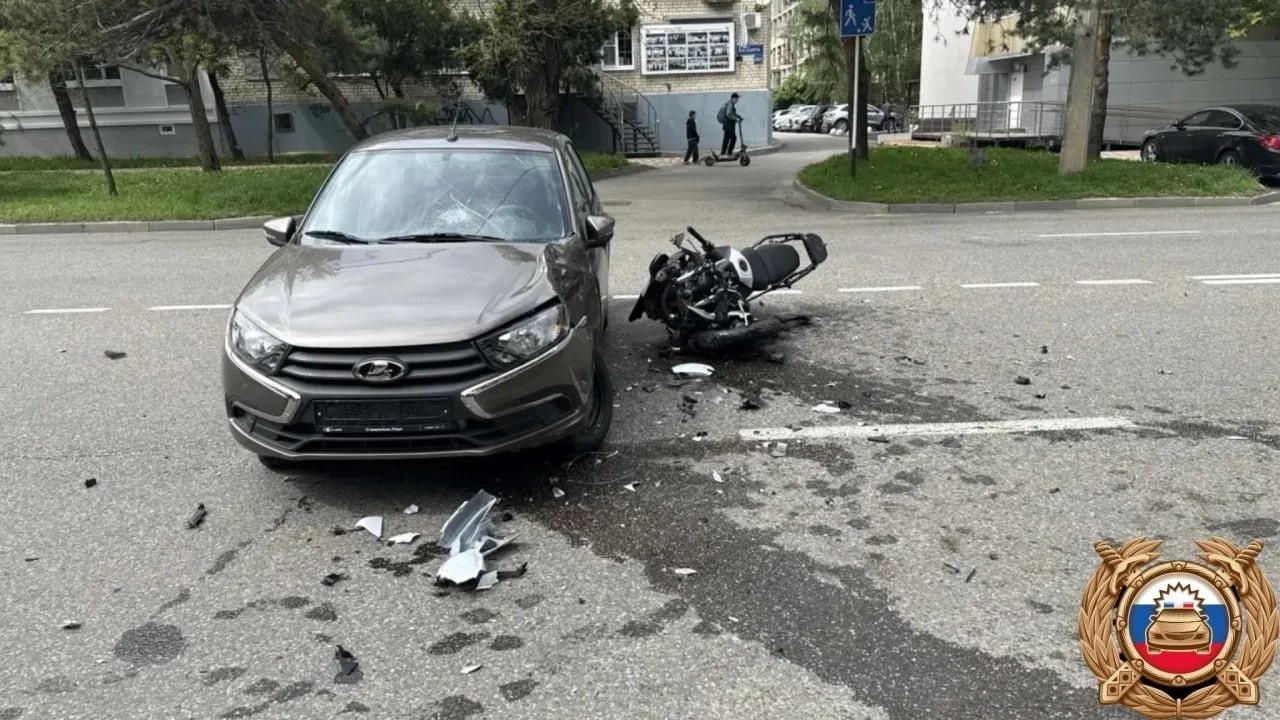 В Ставрополе 40-летнего мотоциклиста без прав доставили в больницу после столкновения с автомобилем Lada