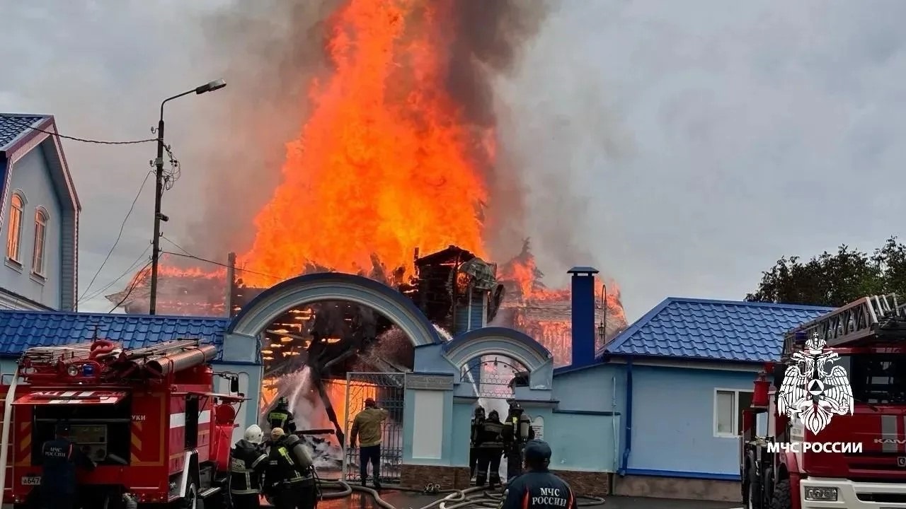 В Ессентуках тушат пожар в историческом Свято-Никольском храме