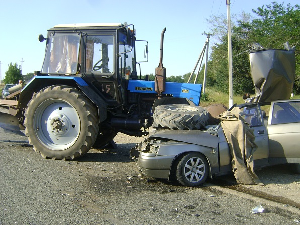 Два человека погибли и трое пострадали в ДТП с трактором в Александровском районе