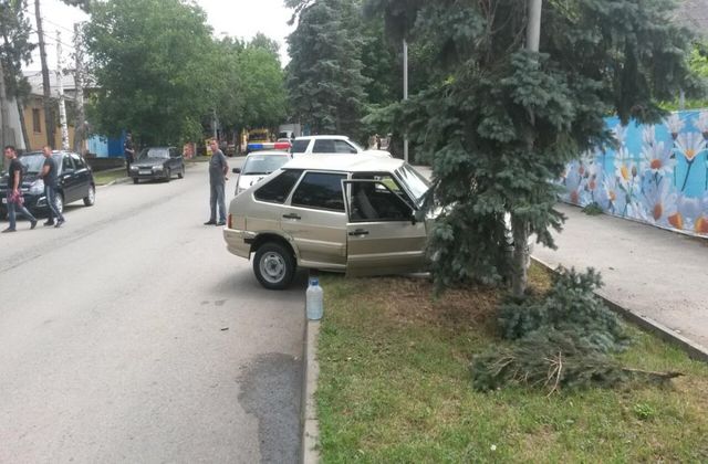 Разбил машину врезавшись в дерево в Михайловске