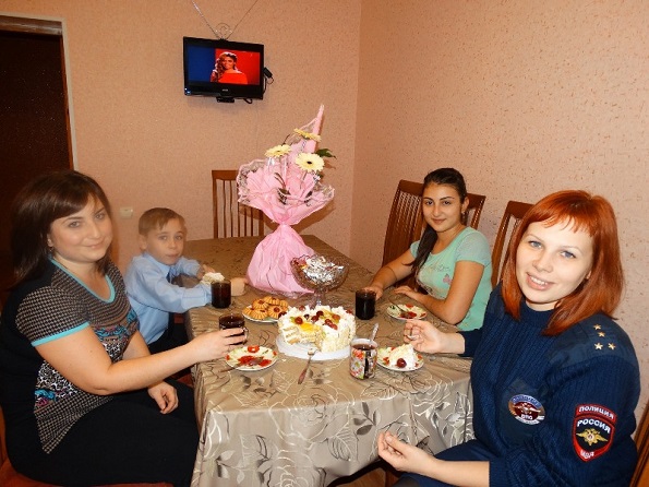 В День Матери сотрудники ГАИ Ставрополья навестили семьи погибших коллег