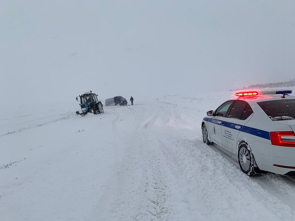 На 38 километре автодороги «Камбулат-Летняя Ставка-Ясный-Новокучерлинский» попал в снежную ловушку автомобиль «Газель»