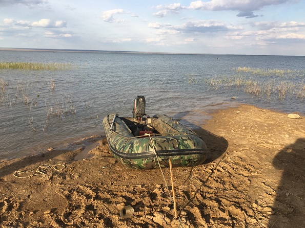 Лодка браконьера на Чограйском водохранилище