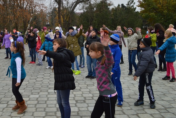 Детский танцевальный флешмоб, в поддержку безопасности пешеходов, проведен в Ипатово