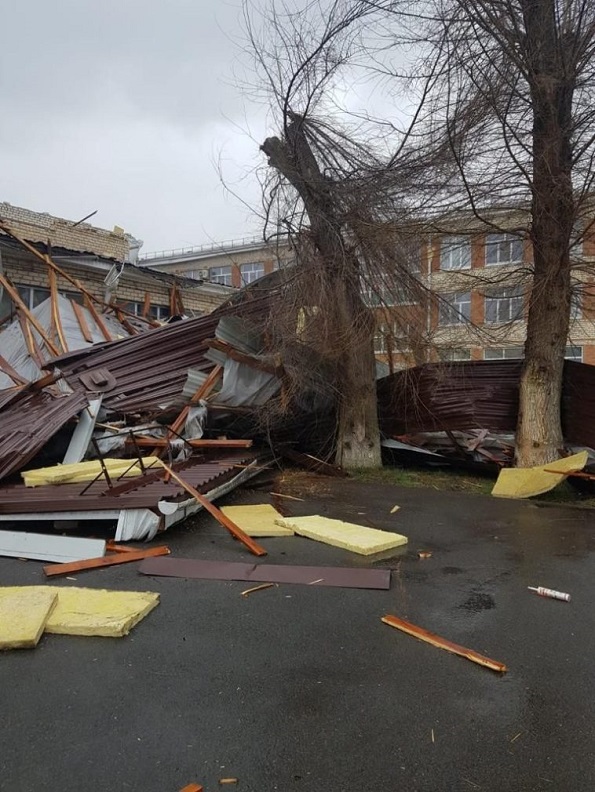 Сорвало крышу ДК и школы в Красногвардейском районе