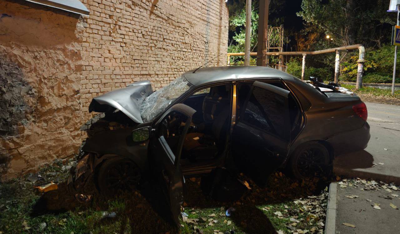 В Пятигорске в результате автоаварии погиб водитель, въехав в дом