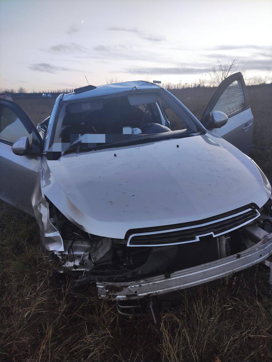В Кочубеевском округе в результате съезда с дороги пострадали 2 человека