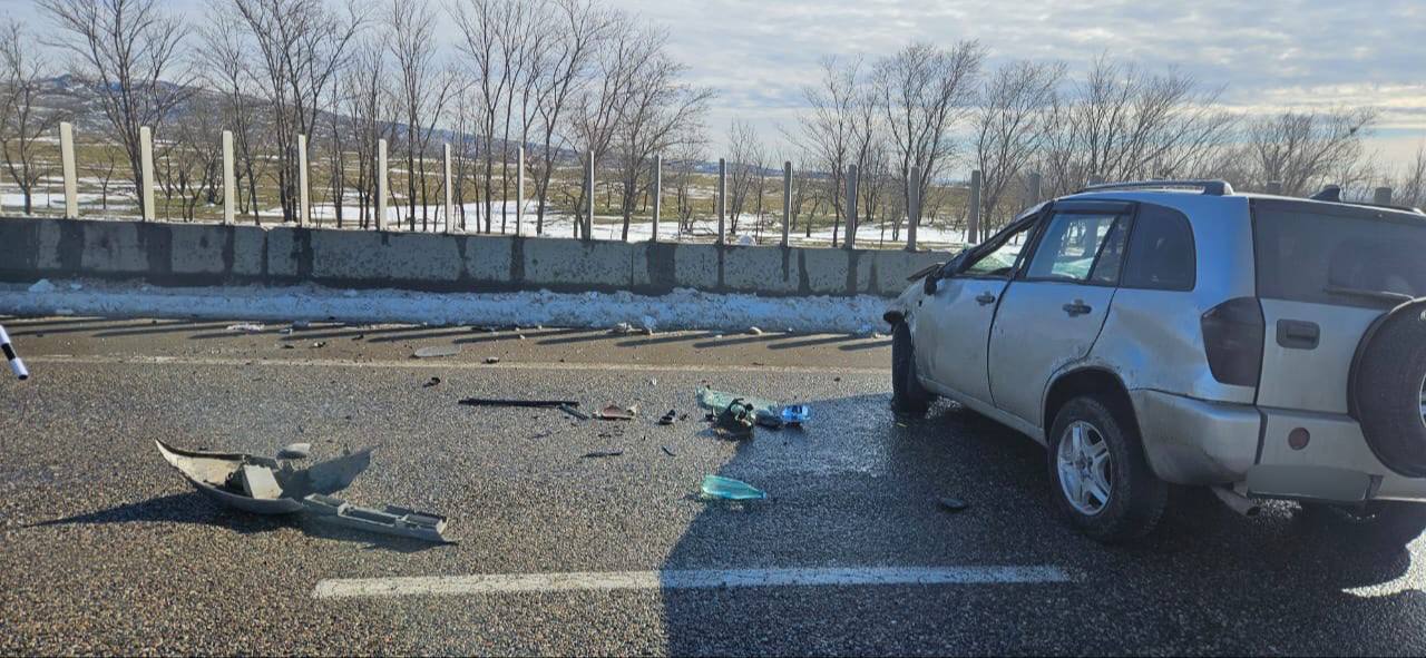 В результате наезда на бетонное ограждение пострадал водитель 