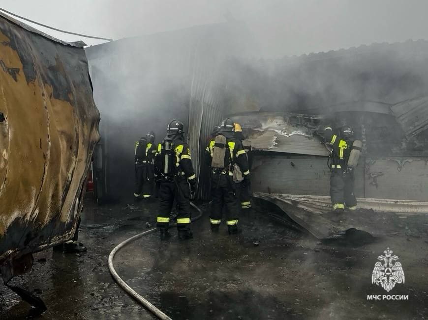 Горит строительный магазин на ул. Доваторцев, 179 в Ставрополе 