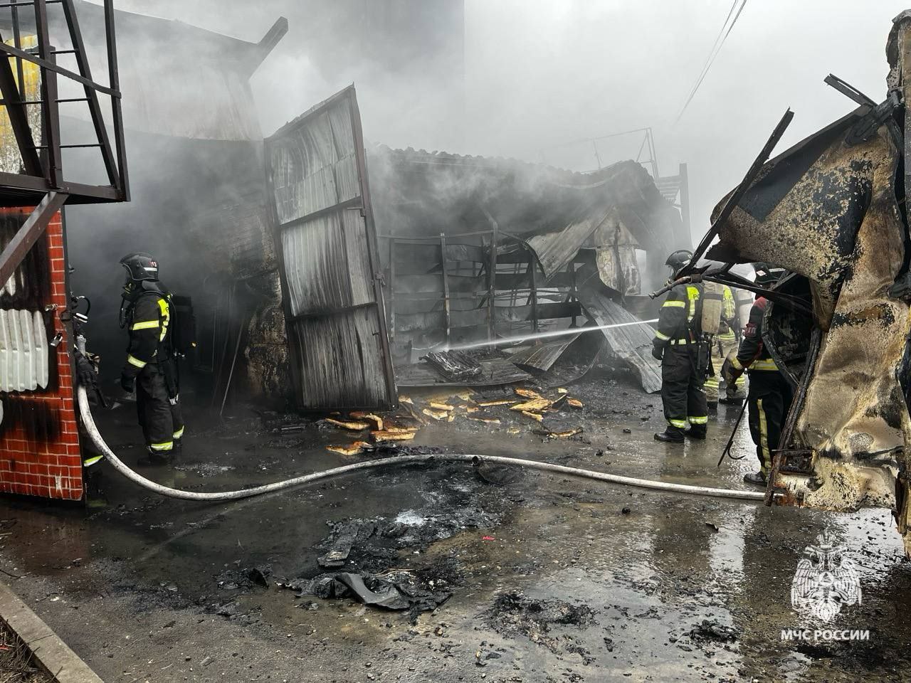 Горит строительный магазин на ул. Доваторцев, 179 в Ставрополе 