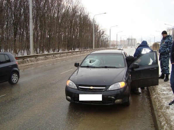 В Ставрополе пострадала девушка от влетевшего в салон авто камня