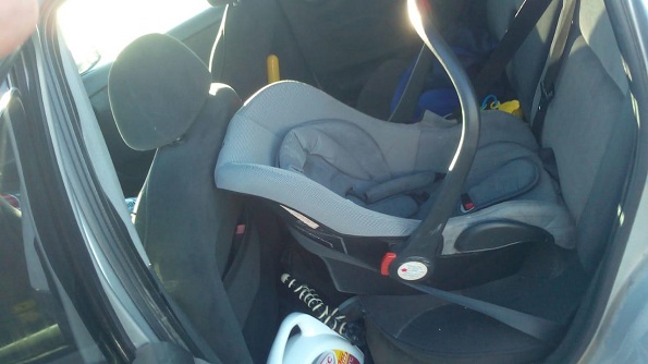 От тяжких последствий малыша спасла детская автолюлька, в которой девочку перевозили родители на заднем пассажирском сидении