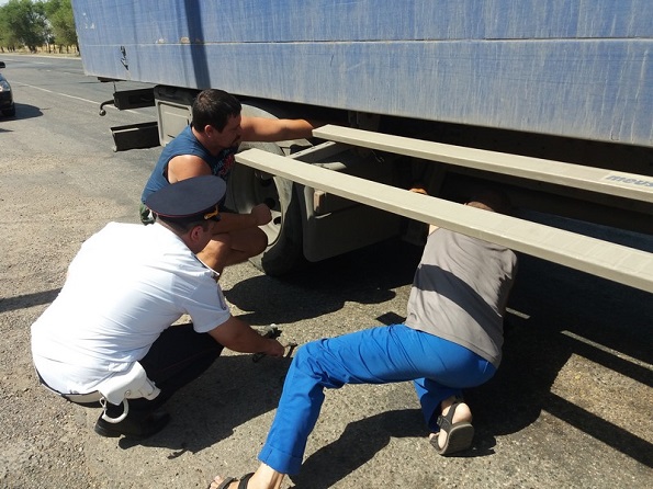 Ставропольские инспекторы ДПС оказали помощь водителю большегруза
