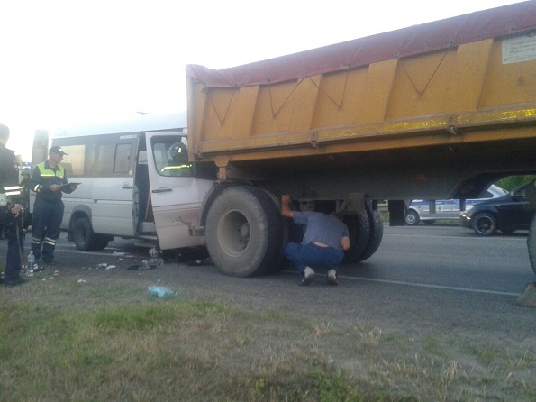 В Шпаковском районе при столкновении маршрутного такси и «КАМАЗа» пострадали 4 человека